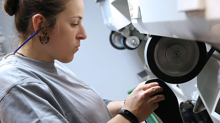 Präzisionsarbeit in der Werkstatt von Sanitätshaus Lay